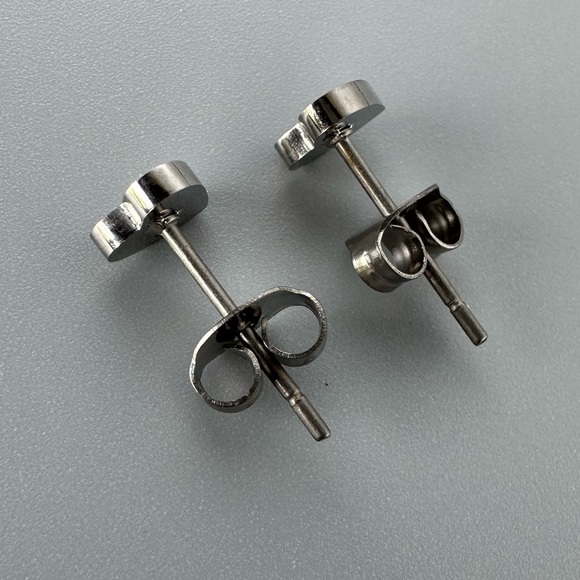 Titanium Heart Stud Earrings - Picture 10 of 10